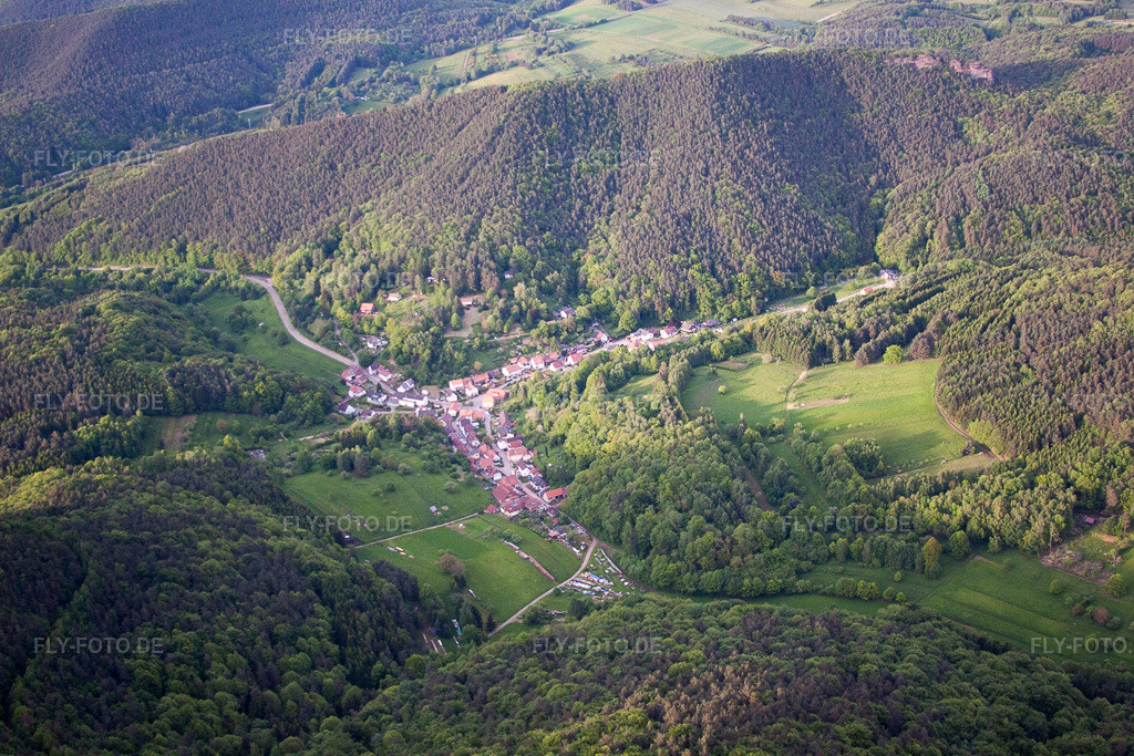 Luftbild: Dorfansicht in Dimbach im Bundesland Rheinland-Pfalz in Deutschland. Foto: IMG_57263.jpg vom 30.05.2013 durch Werner Riehm/FLY-FOTO.de