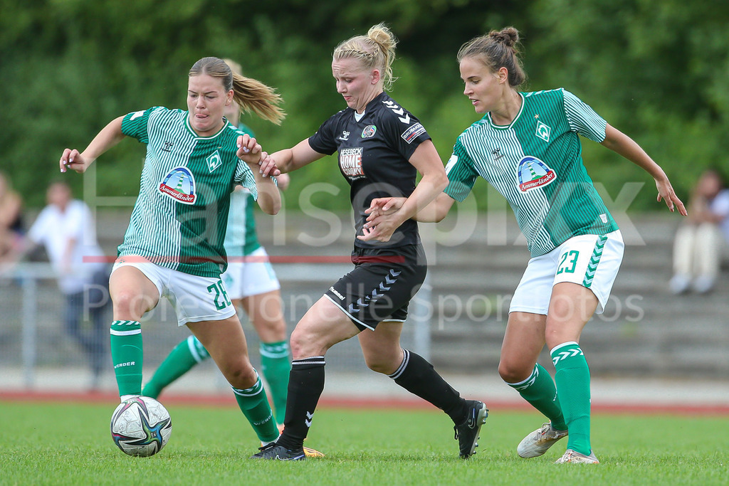 Fussball, Testspiel Frauen, SV Henstedt-Ulzburg - SV Werder Bremen | v.li.: Juliane Wirtz (SV Werder Bremen, 28), Jennifer Michel (SV Henstedt-Ulzburg, 77) und Hanna Nemeth (SV Werder Bremen, 23) im Zweikampf, Duell, Dynamik, Aktion, Action, Spielszene