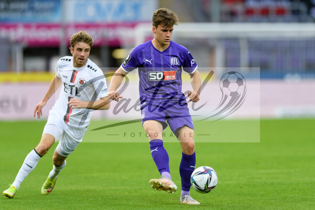 OSNVKO2021090620210906_109 | Fussball, Herren: Florian Kleinhansl (VfL Osnabrueck) und David Philipp (FC Viktoria Koeln) im Zweikampf beim Spiel der 3. Liga zwischen VfL Osnabrueck und FC Viktoria Koeln im Stadion an der Bremer Bruecke am 06.09.2021 in Osnabrueck, Deutschland.DFB / DFL REGULATIONS PROHIBIT ANY USE OF PHOTOGRAPHS AS IMAGE SEQUENCES AND/OR QUASI-VIDEO. - Realisiert mit Pictrs.com