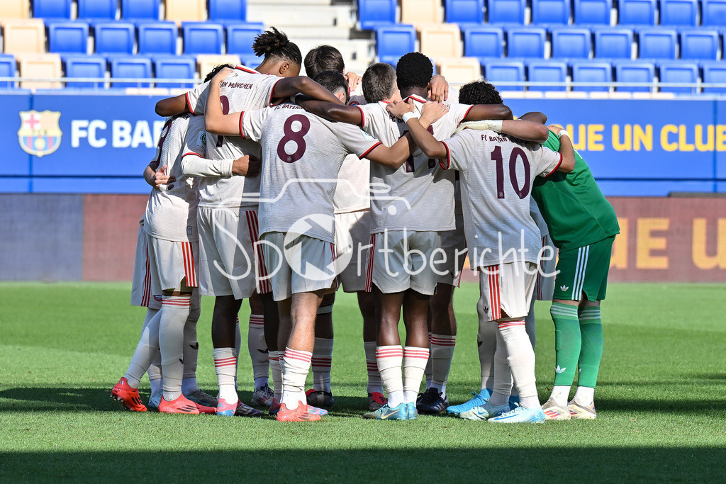 FC Barcelona U19 - FC Bayern München U19 | Das Team der FC Bayern U19 motivert sich nochmal vor der Partie / UEFA Youth League: FC Barcelona U19 - FC Bayern München U19, Estadi Johan Cruyff am am 23.10.2024