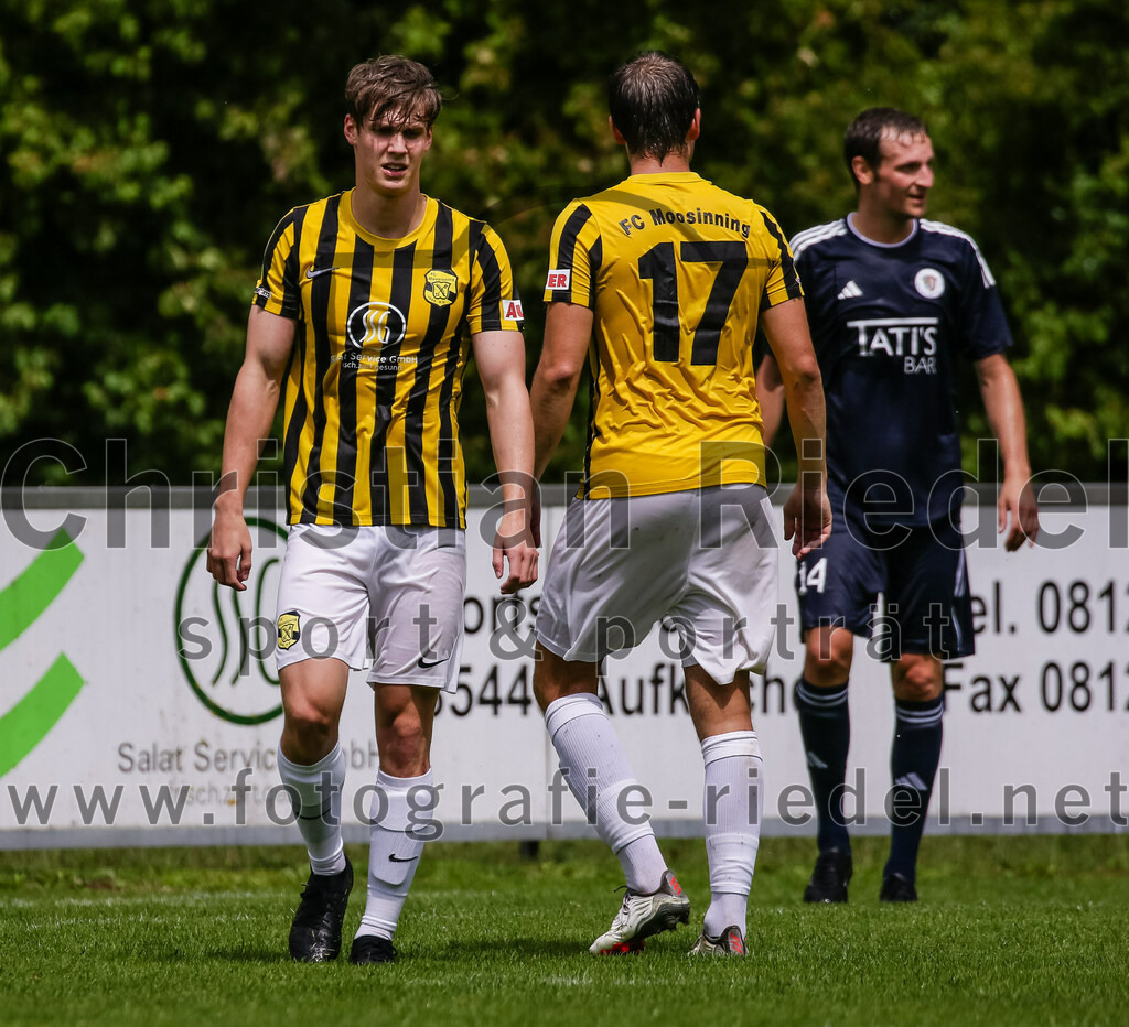2023-07-29_073_FC_Moosinning_gegen_TuS_Raubling | Moosinning, Deutschland, 29.07.2023:
Fußball, Bezirksliga Oberbayern Ost 2023 / 2024, 1. Spieltag, FC Moosinning gegen TuS Raubling, Endergebnis: 0:7

Martin Buttstedt (FC Moosinning, #7), Christian Reiser (FC Moosinning, #17)

Foto: Christian Riedel / fotografie-riedel.net