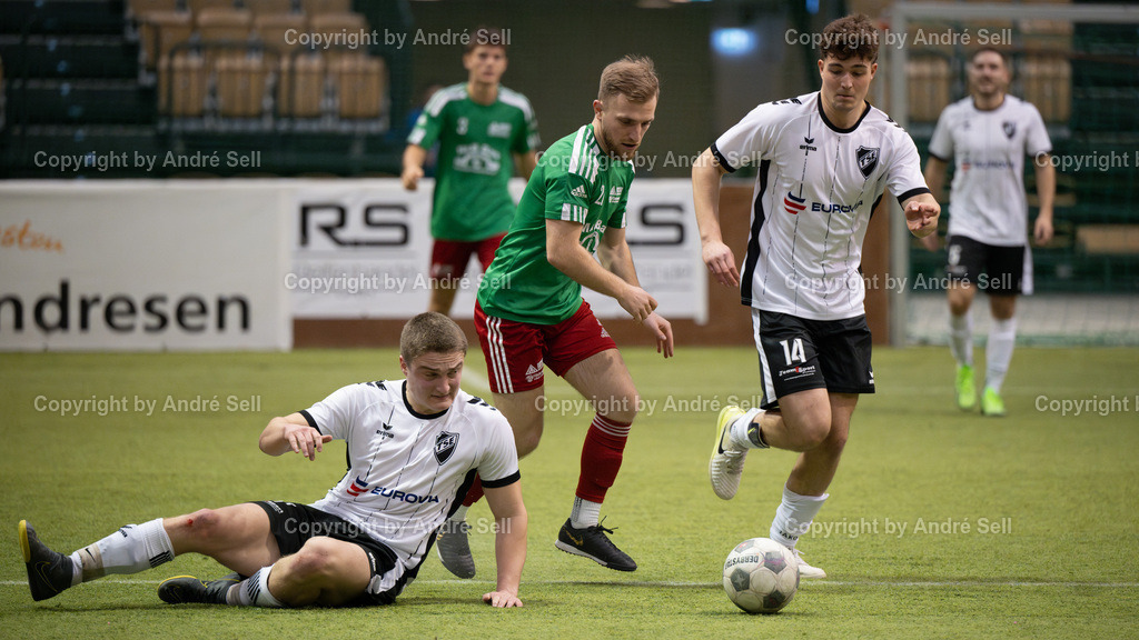 Halbfinale 2 - TS Einfeld vs MTSV Hohenwestedt | Jannis Blöcker (Einfeld #67) &amp; Tjark Weichler (Einfeld #14) / Jorit Rathje (MTSV #21) // 44. RS-Reifenhandel-Cup 2024/ Halbfinale 2 - TS Einfeld vs MTSV Hohenwestedt / Holstenhalle 1 / Neumünster / 26.12.24 - Realisiert mit Pictrs.com