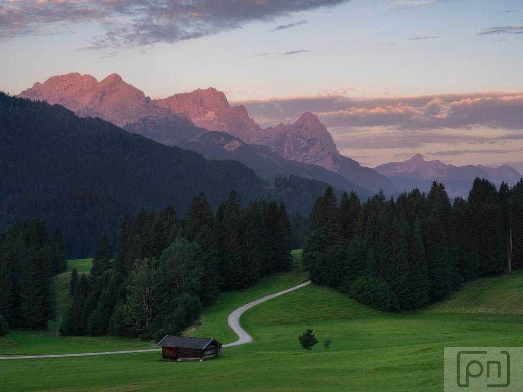 "Alpenglow Bayern"  | Dieses natürliche Phänomen tritt auf, wenn die Gipfel der Berge bei Sonnenaufgang oder Sonnenuntergang in ein warmes, rötliches oder rosafarbenes Licht getaucht werden. Hiermit können Sie spektakuläre Aufnahmen der bayerischen Alpen bei diesem besonderen Licht finden.
