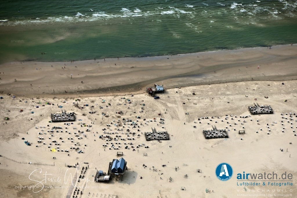 Luftbilder St.Peter-Ording | Für Aktivurlauber bietet St. Peter-Ording ideale Bedingungen für Wassersportarten wie Kitesurfen, Windsurfen, Stand-up-Paddling und Strandsegeln, insbesondere zwischen den Abschnitten Ording und Bad.