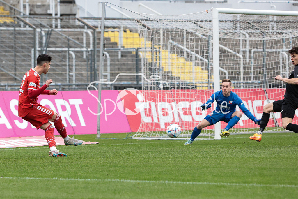 FC Bayern Amateure - SpVgg Hankofen-Hailing | Grant Leon RANOS (FCB #22) bringt den BAll vor dem 1-0 scharf in den Strafraum