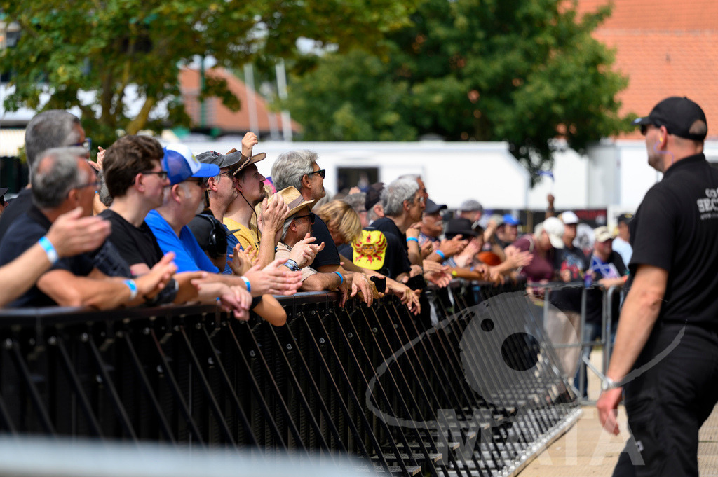 _DWA6872 | Publikum bei Auftritt von Band Big Country  ( Simon Hough, Jamie Watson, Bruce Watson, Mark Brzezicki und Gil Allan) bei ihrem Auftritt im Rahmen des Festival Lieder am See 2024 in Franken Enderndorf Spalt, 27.07.2024 Bayern Deutschland - Realisiert mit Pictrs.com