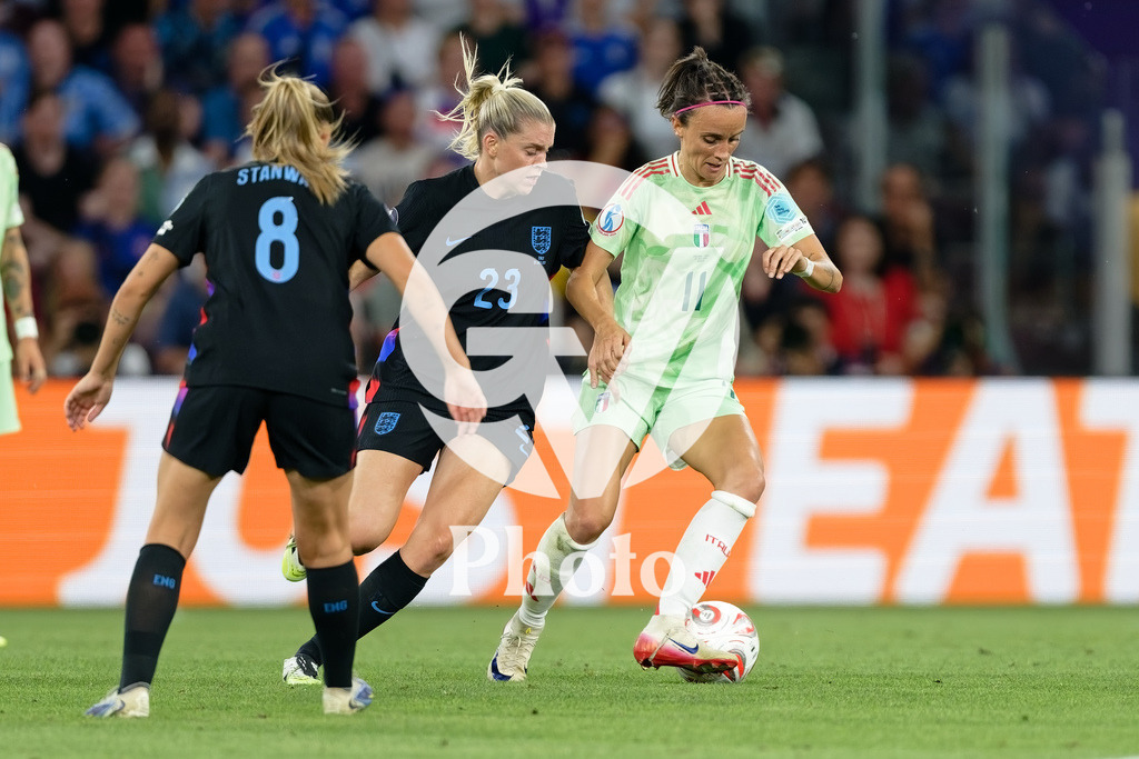 England v Italy - UEFA Women's EURO 2025 Semi-Final | GENEVA, SWITZERLAND - JULY 22:  Barbara Bonansea of Italy (R)  and Alessia Russo of England (L) fight for possession during the UEFA Women's EURO 2025 Semi-Final match between England and Italy at Stade de Geneve on July 22, 2025 in Geneva, Switzerland. (Photo by Giuseppe Velletri/Sports Press Photo/Getty Images)