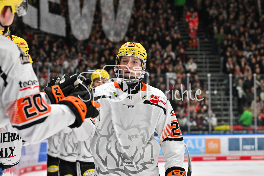 Augsburger Panther - Löwen Frankfurt | AUGSBURG, GERMANY - 16. JANUARY: Jubel der Frankfurter nach dem Treffer zum 5-3 durch Timo KOSE (Löwen Frankufrt 22) / Tor / Torschuetze / Freude / Happy während dem Match zwischen den Augsburger Panthern und den Löwen Frankfurt am 40. Spieltag der penny DEL im Curt Frenzel Stadion