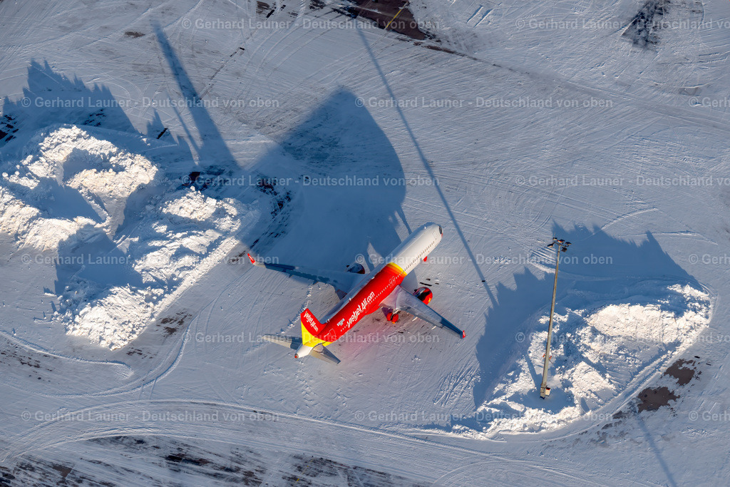 4045103 | schneebedeckter Flughafen mit Corona bedingt abgestellten Airbus-Flugzeugen, Erfurt