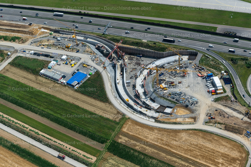 4046623 | STUTTGART 19.07.2021 Neubau- und Umbau- Baustelle der Streckenführung und Fahrspuren im Verlauf der Autobahn- Abfahrt und Zufahrt der BAB A8 in Zuge des Baus des Flughafentunnel im Ortsteil Plieningen in Stuttgart im Bundesland Baden-Württemberg, Deutschland. Im Rahmen des Umbaus der Anschlussstelle Plieningen werden neue Aus- und Einfahrrampen mit Unterfahrung der Neubaustrecke gebaut. Weiterführende Informationen bei: CDM Smith Consult GmbH,  Die Autobahn GmbH des Bundes,  Ed. Züblin AG,  STRABAG AG. // Construction site of routing and traffic lanes during the highway exit and access the motorway A 8 in the district Plieningen in Stuttgart in the state Baden-Wuerttemberg, Germany. Further information at: CDM Smith Consult GmbH,  Die Autobahn GmbH des Bundes,  Ed. Zueblin AG,  STRABAG AG. Foto: Gerhard Launer