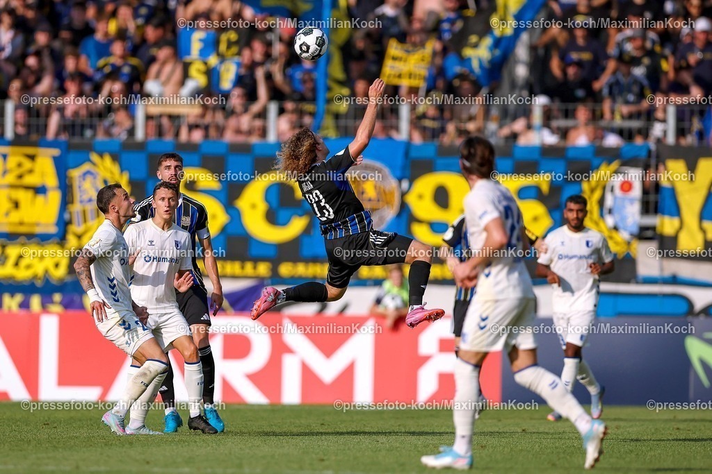 DFB15082501025 | 15.08.2025, Fußball, DFB-Pokal, 1. FC Saarbrücken - 1.FC Magdeburg, Ludwigsparkstadion, Saison 2025 2026: Tim Civeja (1FC Saarbruecken #23) streckt sich nach dem Ball   DFB regulations prohibit any use of photographs as image sequences and or quasi-video.
