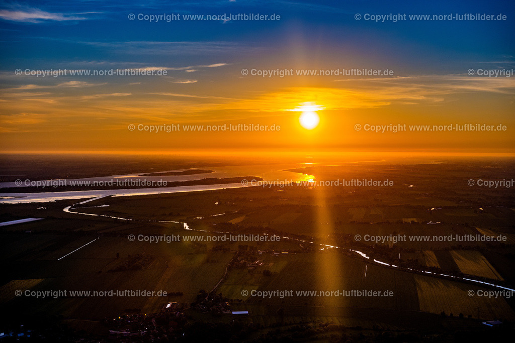 Seester_Elbe_Sonnenuntergang_ELS_9382030622 | HASELAU 03.06.2022 Die Pinnau in Haselau im Bundesland Schleswig-Holstein, Deutschland. Die Brücke steht als Kulturdenkmal unter Denkmalschutz. // Historical revolving bridge over the Pinna River in Haselau in the state Schleswig-Holstein, Germany. Foto: Martin Elsen