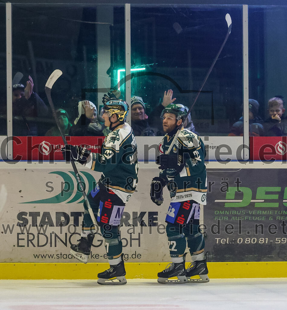 2025-11-30_162_TSV_Erding_gegen_EC_Peiting | Erding, Deutschland, 30.11.2025:Eishockey, Oberliga Süd 2025 / 2026, 22. Spieltag, TSV Erding gegen EC Peiting, Endergebnis: 5:1Thomas Matheson (Erding Gladiators, #37) erhöht zum 2:0 für ErdingThomas Matheson (Erding Gladiators, #37), Grady Hobbs (Erding Gladiators, #22)Foto: Christian Riedel / fotografie-riedel.net