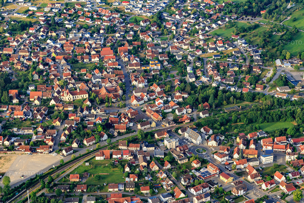 Luftbild: Ortsansicht aus Norden mit Hohenzollernhalle und Kirche St. Nikolaus im Ortsteil Steinhofen in Bisingen im Bundesland Baden-Württemberg in Deutschland.Foto: IMG_148880.jpg vom 28.06.2025 durch Werner Riehm/FLY-FOTO.deWWW.BISINGEN.DEWWW.KATH-BISINGEN-GROSSELFINGEN-RANGENDINGEN.DE