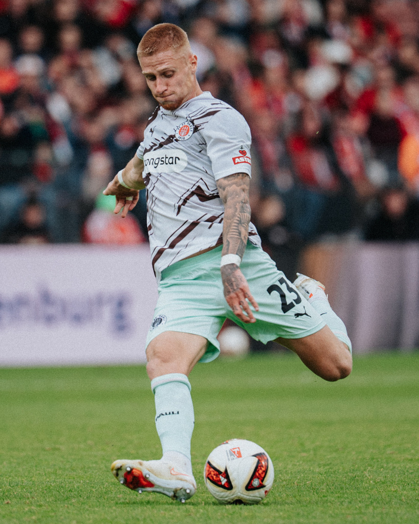 FCSP_YD-05957 | Der offizielle Shop für FC St. Pauli Fotos. Wähle aus Spielszenen & Fanmomenten dein FCSP Wunschformat. Wir liefern Millerntor-Atmosphäre.