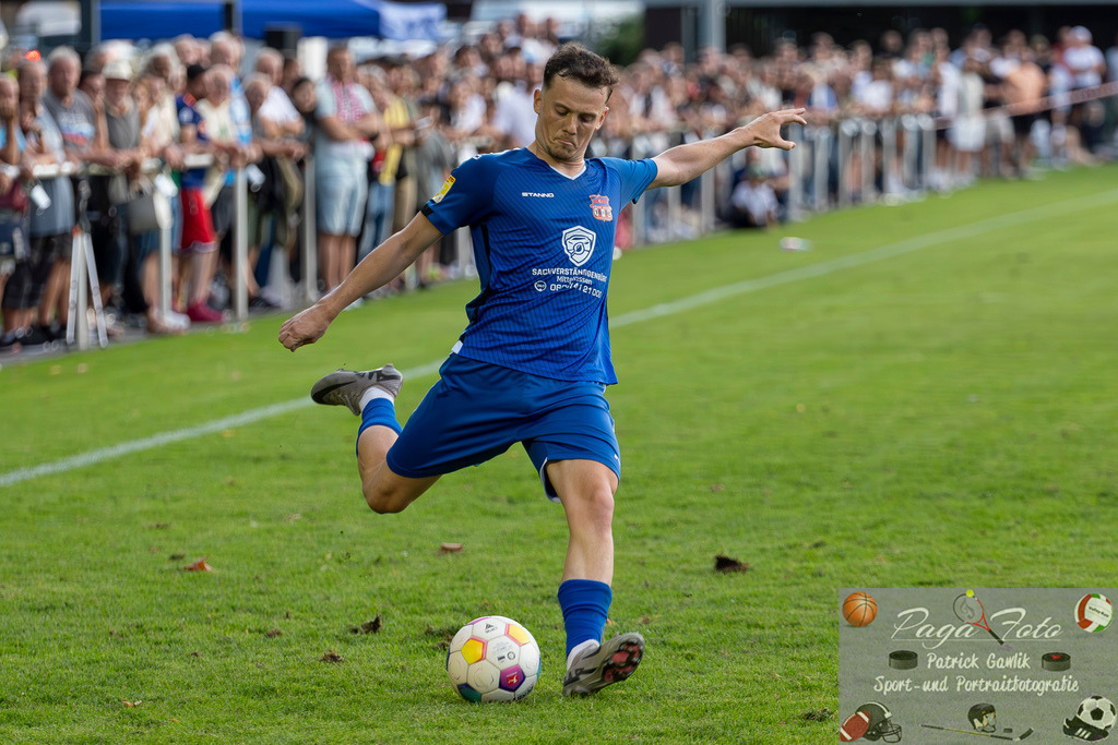 Hessenliga: Türk Gücü Friedberg - FC Eddersheim, 09.08.2024 | Niklas Kraus (Türk Gücü Friedberg #13) bei einer Flanke, Türk Gücü Friedberg - FC Eddersheim, Friedberg, Städtischer Sportplatz, 9.8.2024 - Realisiert mit Pictrs.com