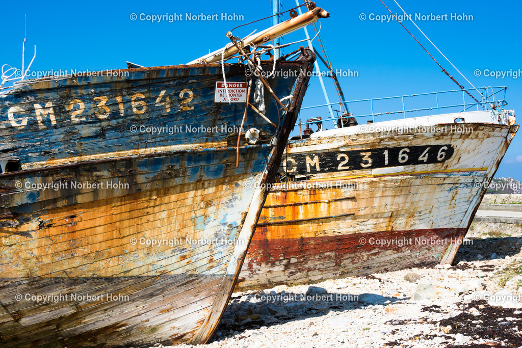 Reisefotografie - Frankreich - Atlantikkueste | Schiffsfriedhof im bretonischen Hafen von Camaret-Sur-Mer. - Realisiert mit Pictrs.com