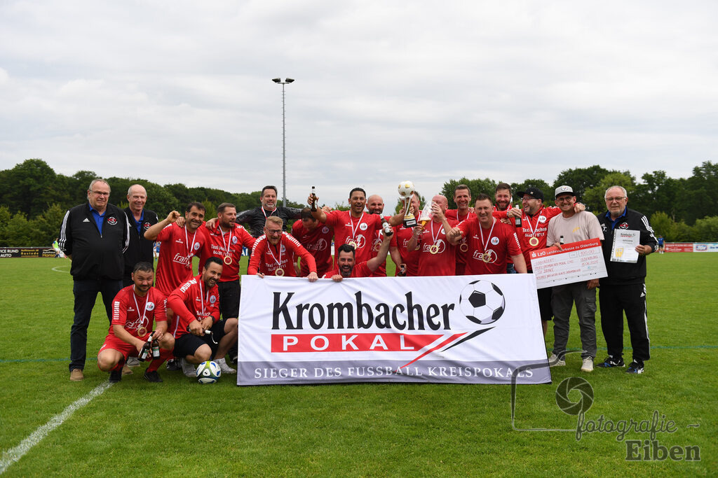 SV Brake Ü40-BW Bümmerstede (Ü40) | Kreispokal Finale Jade-Weser-Hunte Ü40; SV Brake Ü40 (rot)-BW Bümmerstede Ü40 (weiß) am 15.06.2025 in Rastede (Sportanlage Köttersweg), Photo: Philip Eiben 2025 - Realisiert mit Pictrs.com