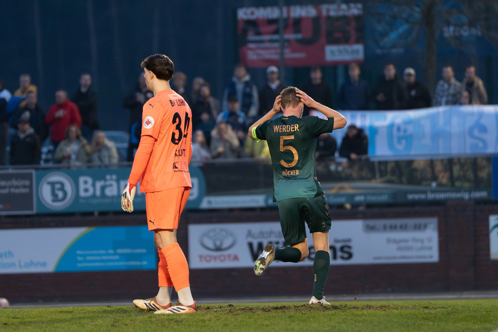 Fußball I Herren I Saison 2025-2026 I Regionalliga Nord I 25. Spieltag I TuS Blau-Weiß Lohne - Werder Bremen II I 5751 | Vergebene Tor Chance Pascal Fabian Kokott (34, TuS BW Lohne) und Cimo Röcker (5, SV Werder Bremen II) - Realisiert mit Pictrs.com