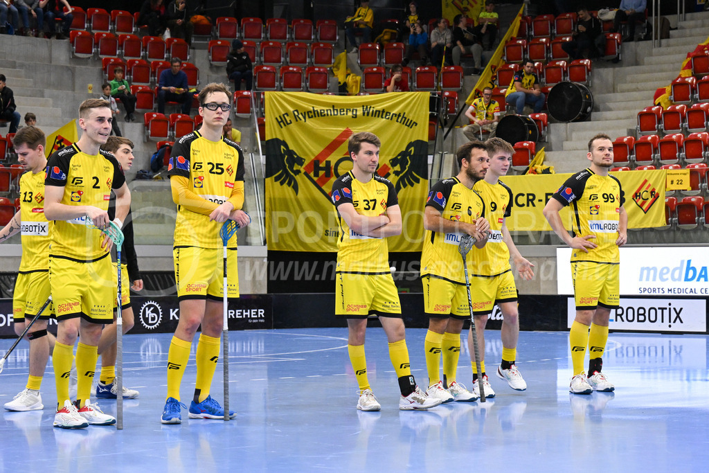 HC Rychenberg vs Tigers Langnau - 11. Dezember 2022 | HC Rychenberg vs Tigers Langnau
AXA Arena, Winterthur
Der HCR verliert mit 6:7. Nicola Bischofberger (#2 HC Rychenberg), Michel Wöcke (#25 HC Rychenberg), Moritz Krebs (#37 HC Rychenberg), Sämi Gutknecht (#6 HC Rychenberg), Kimo Oesch (#9 HC Rychenberg) und Daniel Keller (#99 HC Rychenberg).
Bild: Sportfotografie Markus Aeschimann | www.markus-aeschimann.ch - Realisiert mit Pictrs.com