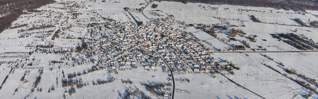 Dorf in Waldlichtung aus Süden  bei Schnee im Winter | Luftbild: Dorf in Waldlichtung aus Süden  bei Schnee im Winter im Ortsteil Büchelberg in Wörth im Bundesland Rheinland-Pfalz in Deutschland. Foto: IMG_36122-Bearbeitet.jpg vom 02.01.2011 durch Werner Riehm/FLY-FOTO.de - Realisiert mit Pictrs.com