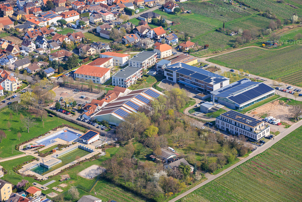 Luftbild: Sportpark Maikammer mit Kalmit-Sporthalle und Gebrüder-Ullrich-Realschule plus in Maikammer im Bundesland Rheinland-Pfalz in Deutschland.Foto: IMG_153706.jpg vom 23.03.2026 durch Werner Riehm/FLY-FOTO.deAuflösung des Originals: 5708 x 3805 pxWWW.SPORTPARK-MAIKAMMER.DEGebrüder-Ullrich-Realschule plus Maikammer-Hambach