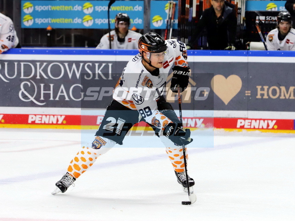 Rhett Rakhshani - WOB | Rhett Rakhshani - WOB - Realisiert mit Pictrs.com