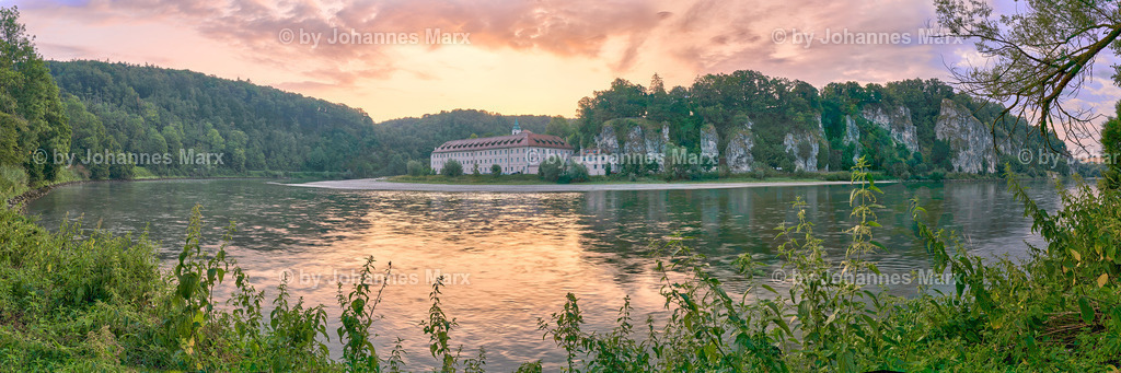 Vor Sonnenaufgang an der Donauschleife mit dem Kloster Weltenburg | Professionelle Landschaftsfotografie, Inneneinrichtung, Kunst für Ihre Wohnung, Kanzlei, Praxis oder als Geschenk. Aussuchen und einfach liefern lassen. Raumgestaltungsberatung auf Anfrage. - Realisiert mit Pictrs.com