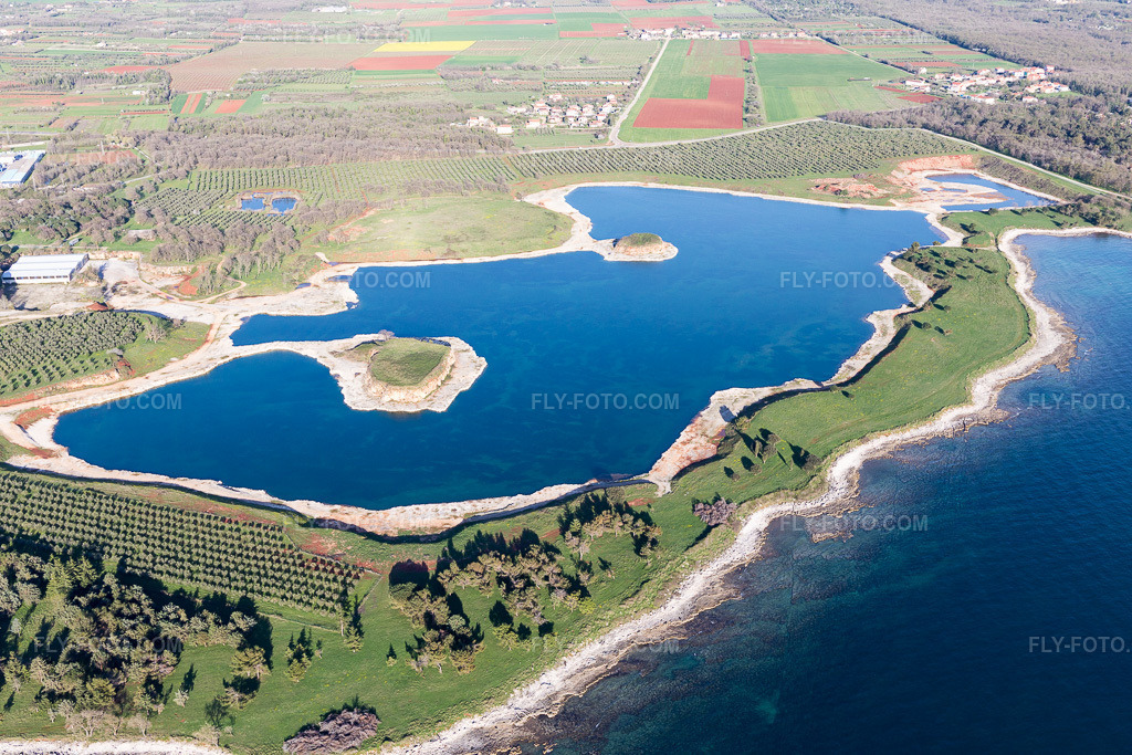 Aerial view: View of the town in Umag in the state Gespanschaft Istrien, Croatia. – Photo: IMG_106098.jpg taken on 04/13/2018 by Werner Riehm/FLY-FOTO.com – Resolution of the original: 5472 x 3648 px