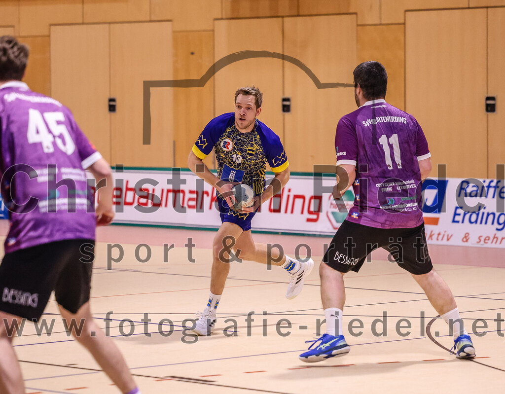 2024-12-14_077_SpVgg_Altenerding_gegen_MTV_Pfaffenhofen | Erding, Deutschland, 14.12.2024:Handball, Bezirksoberliga Männer 2024 / 2025, 10. Spieltag, SpVgg Altenerding gegen MTV Pfaffenhofen, Endergebnis: 32:30Marcel Bulla (MTV Pfaffenhofen, #13), Christian Loris (SpVgg Altenerding, #11)Foto: Christian Riedel / fotografie-riedel.net