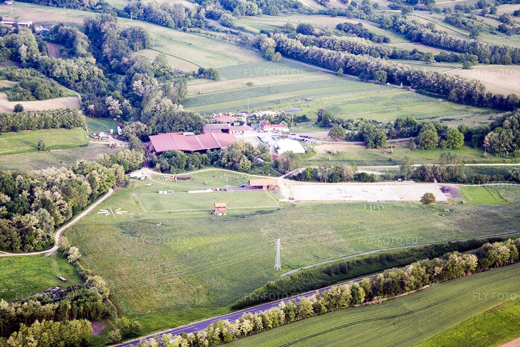 Vue aérienne: Ferme équestre à Scheibenhard dans le département Bas Rhin, France.Photo: IMG_2392.jpg prise le 04/06/2006 par Werner Riehm/FLY-FOTO.euRésolution de l'original: 3456 x 2304 px