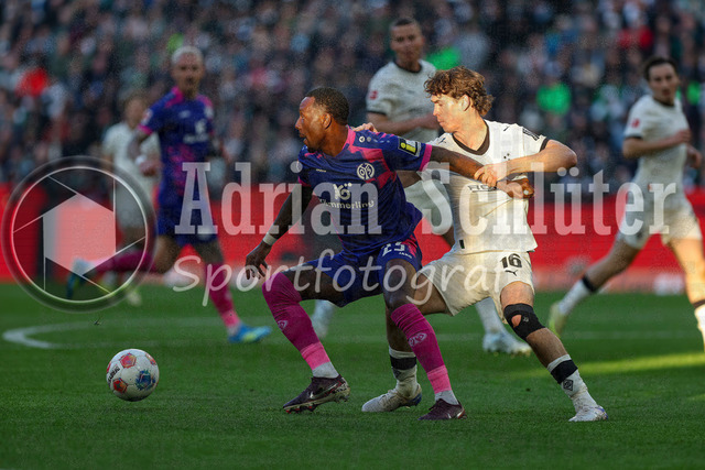 19.04.2026, GER, Fussball, Herren, 1. BL, Saison 2025/2026, Borussia Mönchengladbach - 1. FSV Mainz 05 | Sheraldo Becker (Mainz) und Philipp Sander (Borussia Mönchengladbach) im Kampf um den Ball 