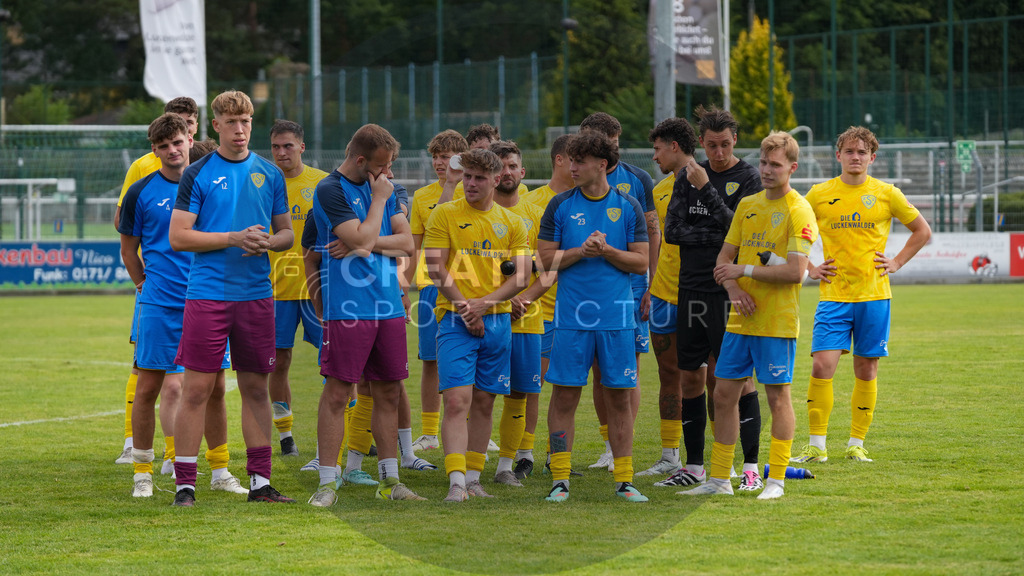 Fußball, Herren, Saison 2025/2026, 3. Luckenwalder Turmpokal, Werner-Seelenbinder-Stadion Luckenwalde, Die Siegerehrung nach Spielende,  | Fußball, Herren, Saison 2025/2026, 3. Luckenwalder Turmpokal, Werner-Seelenbinder-Stadion Luckenwalde, Die Siegerehrung nach Spielende, Im Bild: Die Mannschaft des FSV 63 Luckenwalde bei der abschließenden Siegerehrung - Realisiert mit Pictrs.com