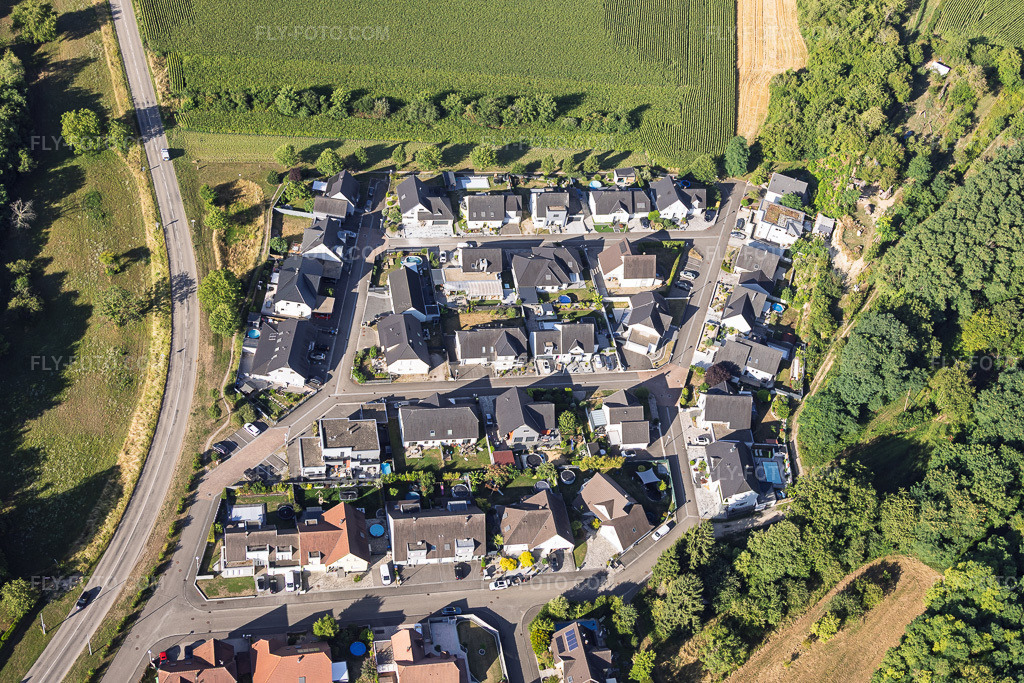 Aerial view: Neubaugebiet Rue des Vendanges in Mothern in the state Bas-Rhin, France. – Photo: IMG_158273.jpg taken on 07/25/2026 by Werner Riehm/FLY-FOTO.com – Resolution of the original: 6000 x 4000 px