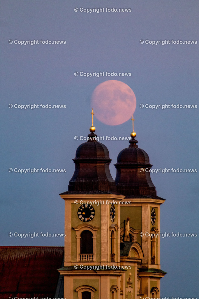 Linz_ Erntemond_ 09.08.2025-1 | 08.09.2025, LINZ, AUT, Mond, im Bild Themenbild, Erntemond, Stoermond, Vollmond, August, Spaetsommer, goldener Mond, Himmelsereignis, Natur, Mondaufgang, romantisch, Tradition, baeuerlicher Kalender, Mondlicht, Abendhimmel, Symbol für Fuelle, Stimmung, mystisch, alte Braeuche, Jahreskreis, Mondzyklus, Daemmerung, Erntedank, Naturverbundenheit, Nachthimmel, Skyline, Stadt, Himmel, Wolkenlos, blau, Symbolbild, Feature
