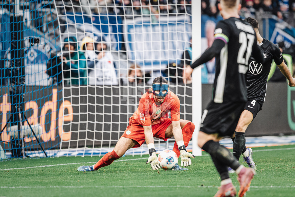 Fußball | Männer | Saison 2025/2026 | 1. Fußball-Bundesliga | 8. Spieltag | Hamburger SV vs. VfL Wolfsburg | 25.10.2025 | Kamil Grabara (#1, VfL Wolfsburg) hält den Ball