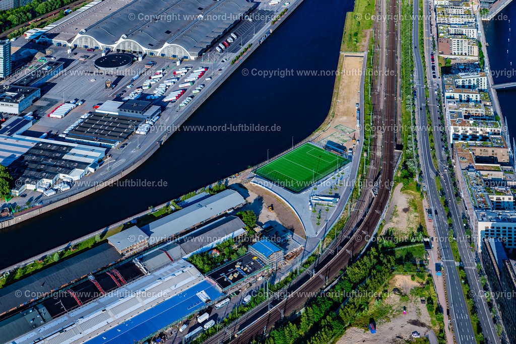 Hamburg_Oberhafen_Grossmarkt_Hafencity_ELS_8101160625 | HAMBURG 16.06.2025 Stadtansicht des Innenstadtbereiches der Hafencity am Ufer der Elbe an der Oberhafentunnel, Versmannstraße in Hamburg, Deutschland. Weiterführende Informationen bei: HafenCity Hamburg GmbH. // City view on down town der Hafencity on Ufer of Elbe on street Oberhafentunnel, Versmannstrasse in Hamburg, Germany. Further information at: HafenCity Hamburg GmbH. Foto: Martin Elsen