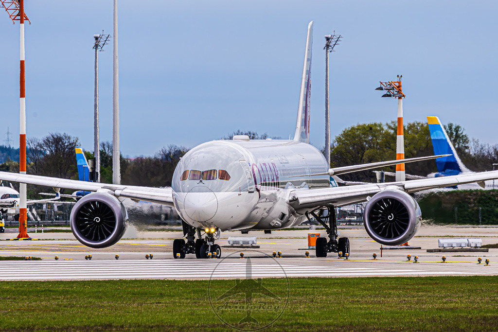 QR60-B789-A7-BHR-MUC-DOH-20250421-1-topaz-denoise-sharpen | Browse breathtaking aviation photography and order high-quality prints from AviatoRay's gallery. Perfect for enthusiasts and collectors. - Realisiert mit Pictrs.com