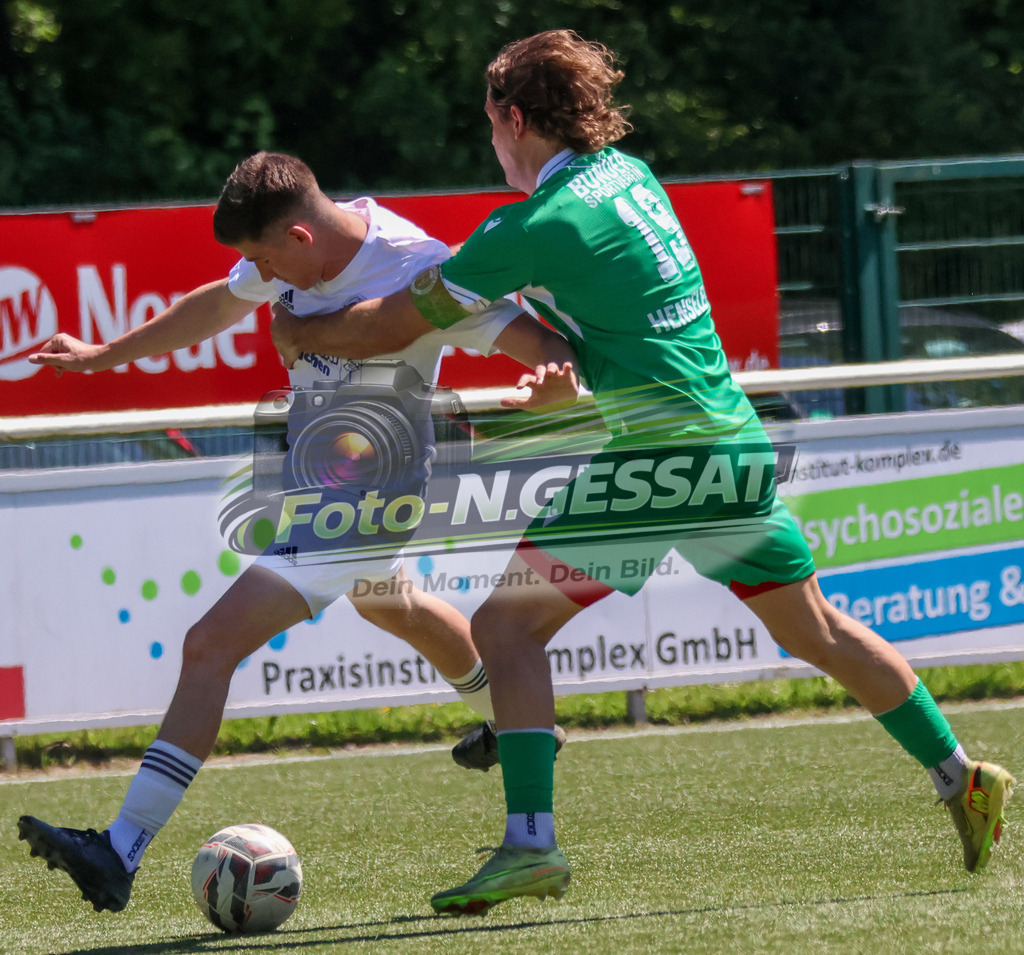 TuS Bruchmühlen - Bünder SV | Auf dem Bild zu sehen: weiß TuS Bruchmühlen: Anakin Zimens ; grün Bünder SV: Mirco HenselerTuS Bruchmühlen, Bünder SV, Saison 25/26, Kreisliga A, Bruchmühlen, Deutschland - Realisiert mit Pictrs.com