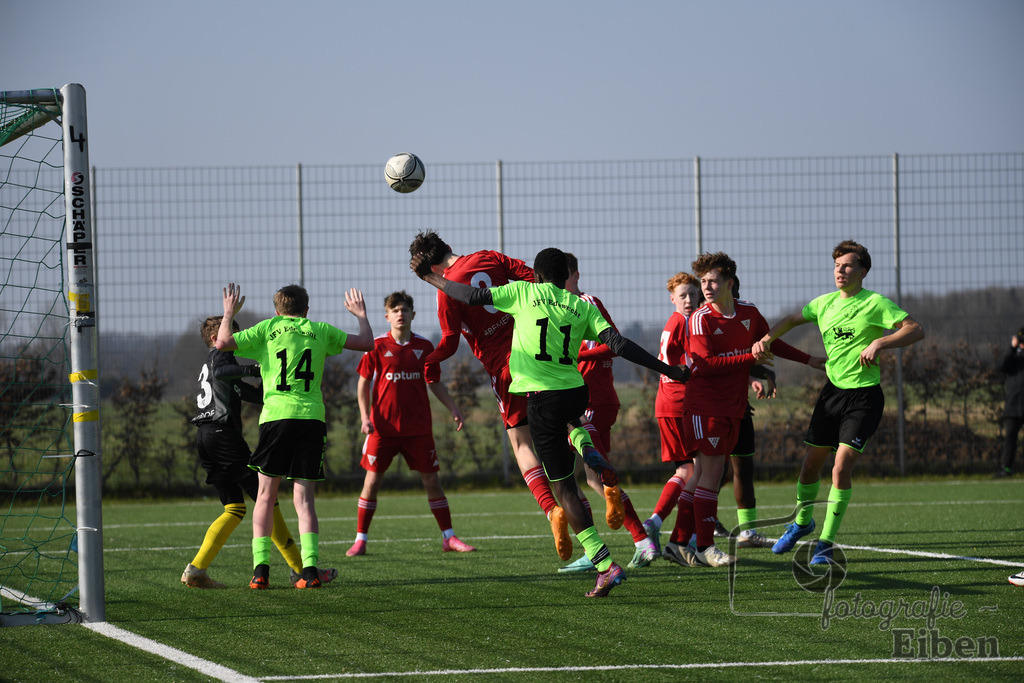 JFV Edewecht-TSV Bemerode U15 | C-Jugend Niedersachsenliga; JFV Edewecht (grün)-TSV Bemerode U15 (rot) am 09.03.2024; in Edewecht (Sportpark Göhlenweg), Photo: Philip Eiben 2024 - Realisiert mit Pictrs.com