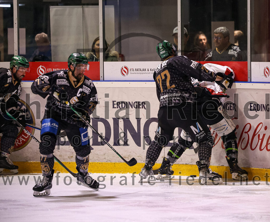 2024-03-08_018_TSV_Erding_gegen_EHC_Koenigsbrunn | Erding, Deutschland, 08.03.2024:
Eishockey, Bayernliga Playoffs 2023 / 2024, 1. Spieltag, TSV Erding gegen EHC Königsbrunn, Endergebnis: 3:0

Philipp Michl (Erding Gladiators, #77), Leon Abstreiter (Erding Gladiators, #72)

Foto: Christian Riedel / fotografie-riedel.net