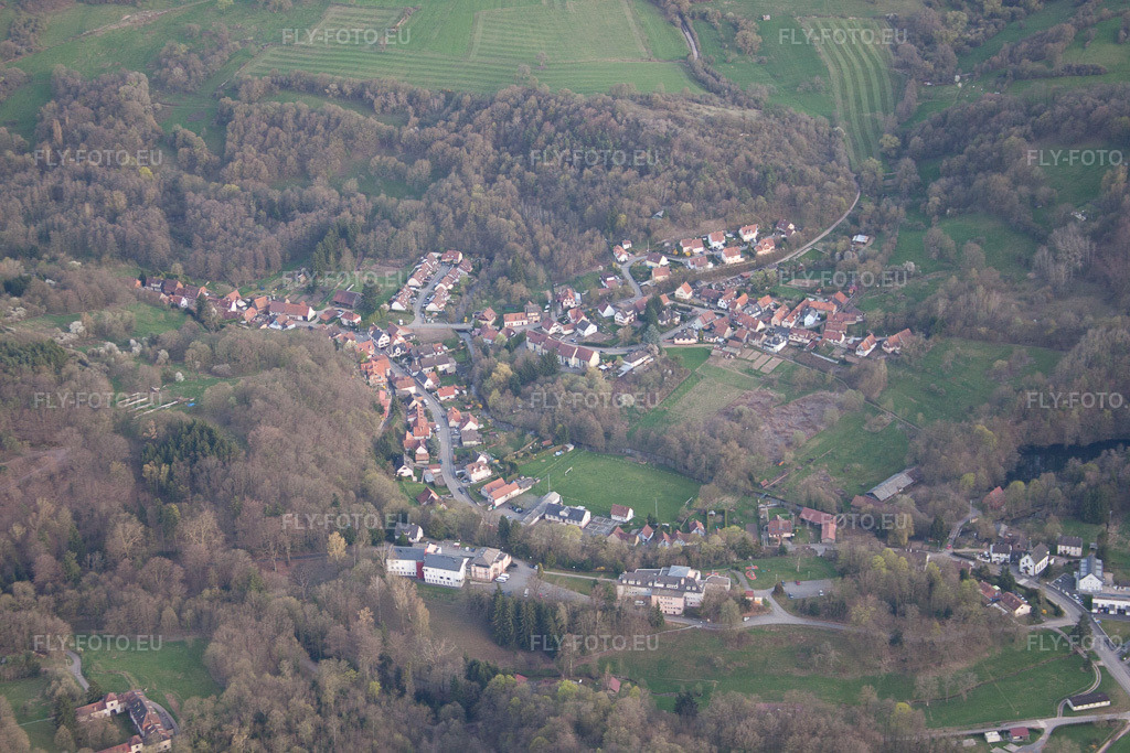 Vue aérienne: Près de Wissembourg à Weiler dans le département Bas Rhin, France. Photo: IMG_56569.jpg prise le 17/04/2013 par Werner Riehm/FLY-FOTO.eu – Résolution de l'original: 4752 x 3168 px