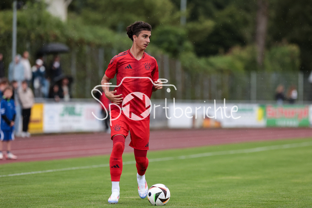 SSV Dillingen - FC Bayern Amateure | am Bal Adin LICINA (FCB #7) / Freisteller / Einzelfoto