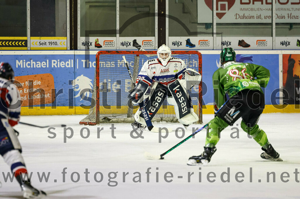 2023-12-17_062_TSV_Erding_gegen_ESC_Kempten | Erding, Deutschland, 17.12.2023:
Eishockey, Bayernliga Vorrunde 2023 / 2024, 18. Spieltag, TSV Erding gegen ESC Kempten, Endergebnis: 5:1

Torwart Luca Mayer (ESC Kempten, #32), Michael Trox (Erding Gladiators, #86)

Foto: Christian Riedel / fotografie-riedel.net
