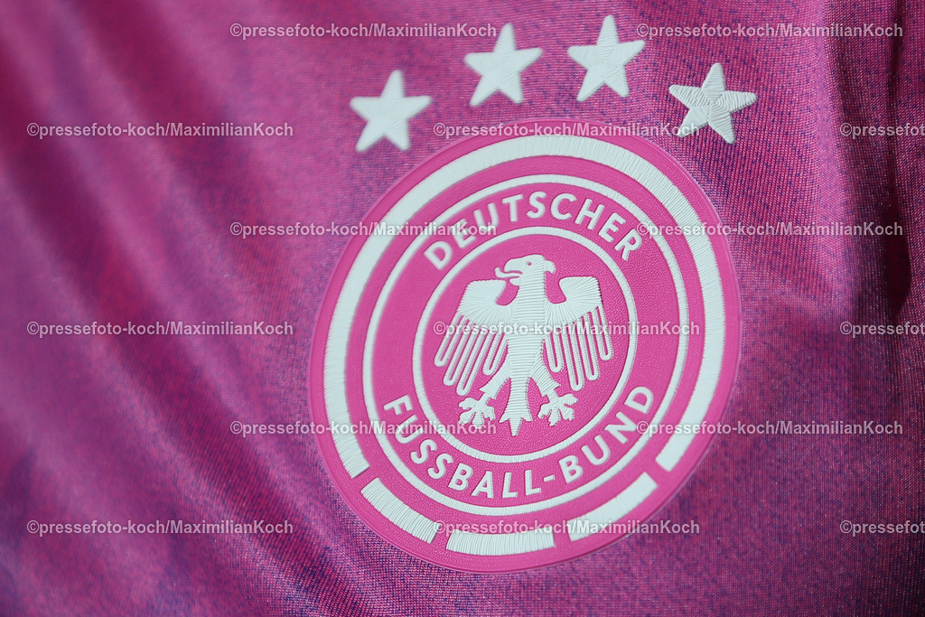 RWE23032402053 | 23.03.2024, Essen, Fußball, Nahaufnahme neues pinkes DFB Trikot Auswärtstrikot 2024
