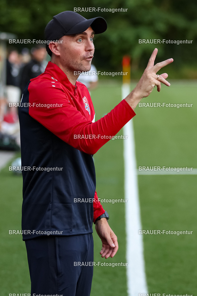1_KFCWAT_20250723_0599.JPG -  - KFC Uerdingen - SG Wattenscheid 09 - Testspiel | Krefeld, Deutschland, 23.07.25: Trainer Julian Stöhr (KFC Uerdingen) gestikuliert, Gestik waehrend des Testspiel Spiels zwischen KFC Uerdingen - SG Wattenscheid 09 in der Covestro Sportpark am 23. July 2025 in Krefeld, Deutschland. (Foto von Stefan Brauer/Brauer-Fotoagentur)