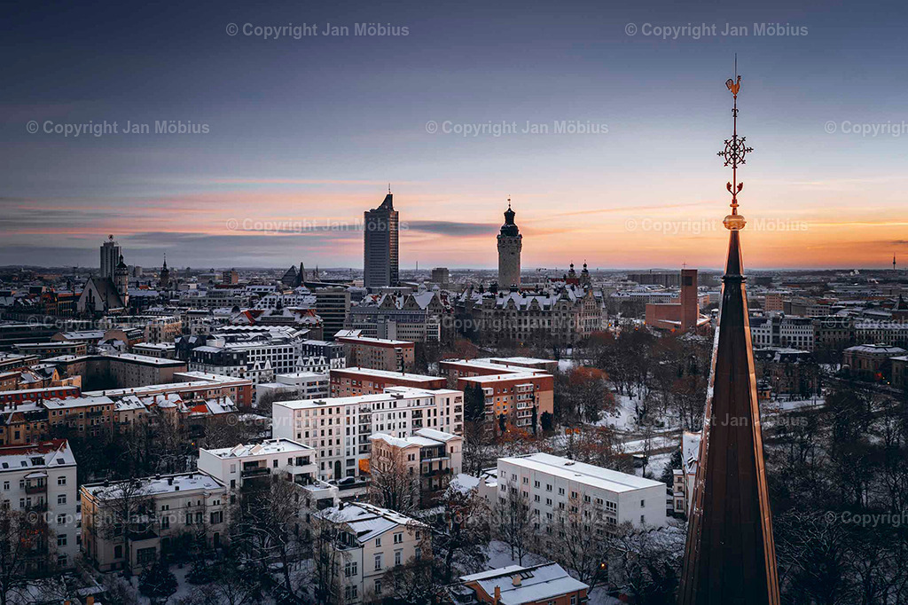Leipzig von oben | Die Leipzig Skyline von oben ist ein echtes Highlight für Fotofans, Städtereisende und alle, die Leipzigs Kontraste zwischen Historie und Moderne schätzen – von City-Hochhäusern über Uni-Riese bis Völkerschlachtdenkmal und jede Menge Grün drumherum. - Realisiert mit Pictrs.com