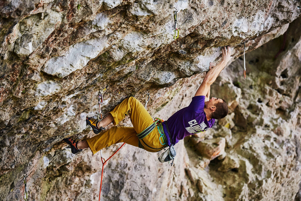 CS-180506-0076-1 | Kevin klettert Master Blaster (10-/10) an der Schlossbergwand im Wiesenttal, Frankenjura