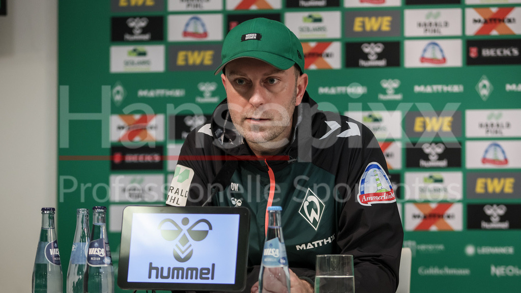Fussball, Bundesliga, SV Werder Bremen - Bayer 04 Leverkusen | v.li.: Ole Werner (Trainer, Cheftrainer, SV Werder Bremen) während der Pressekonferenz, Portrait, Nahaufnahme, Einzelfoto, Einzelbild, DIE DFL-RICHTLINIEN UNTERSAGEN JEGLICHE NUTZUNG VON FOTOS ALS SEQUENZBILDER UND/ODER VIDEOÄHNLICHE FOTOSTRECKEN. DFL REGULATIONS PROHIBIT ANY USE OF PHOTOGRAPHS AS IMAGE SEQUENCES AND/OR QUASI-VIDEO.
