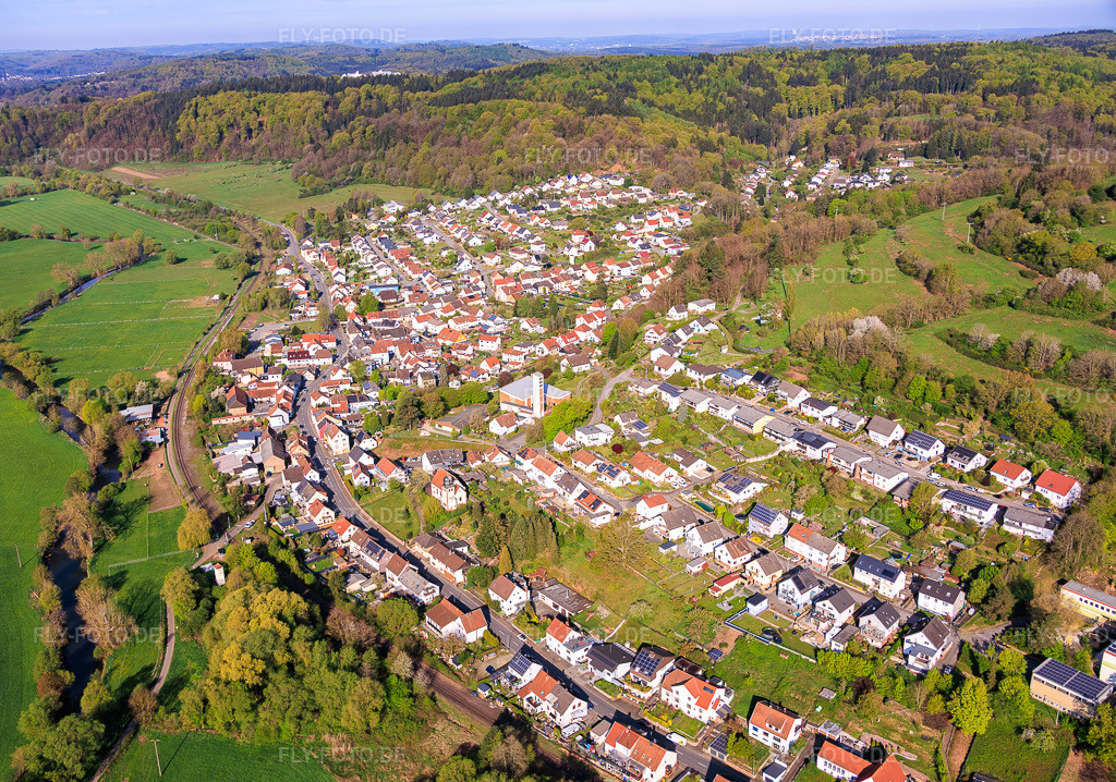 Luftbild: Ortsansicht von Osten mit Herz Jesu Kirche (Katholische Kirche) im Ortsteil Bierbach in Blieskastel im Bundesland Saarland in Deutschland.Foto: IMG_154877.jpg vom 18.04.2026 durch Werner Riehm/FLY-FOTO.deAuflösung des Originals: 5704 x 4000 px